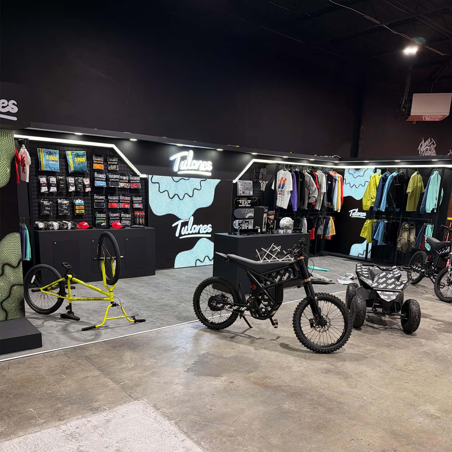 Modular, quick-assembly and reusable fashion booth for apparel and accessories display.